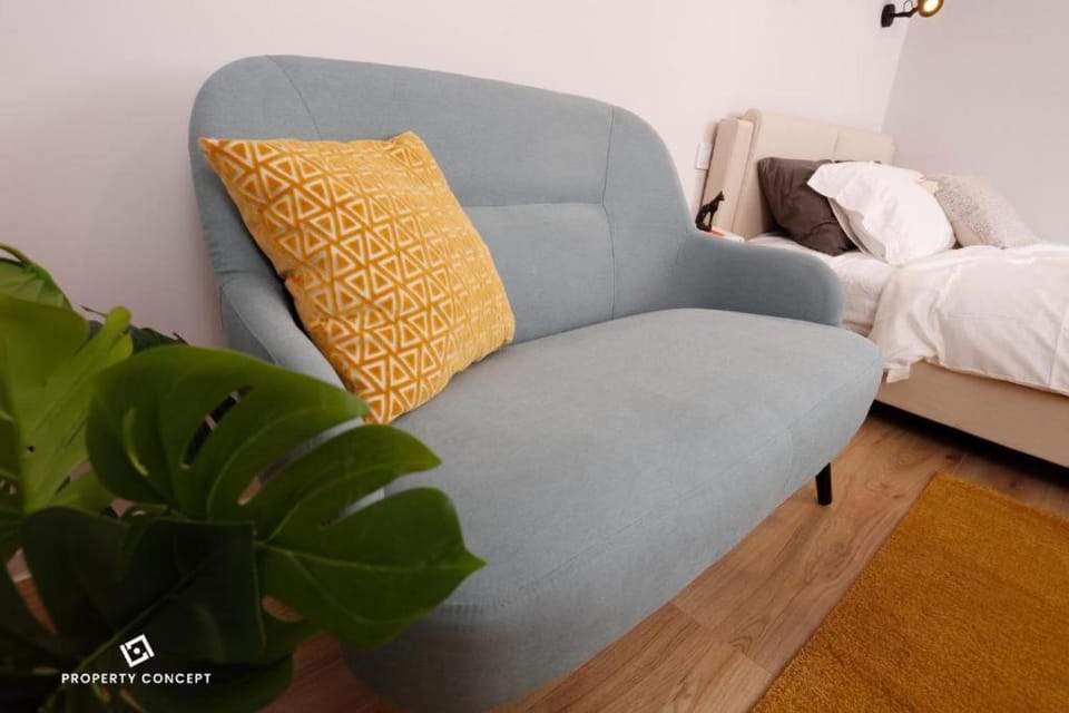 Bed, Living room, Photo of the whole room, Seating area, Bedroom