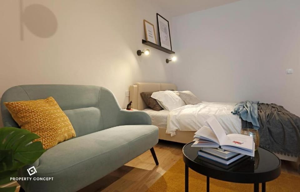 Bed, Living room, Photo of the whole room, Seating area, Bedroom, towels