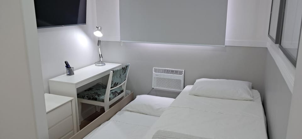 Bed, TV and multimedia, Photo of the whole room