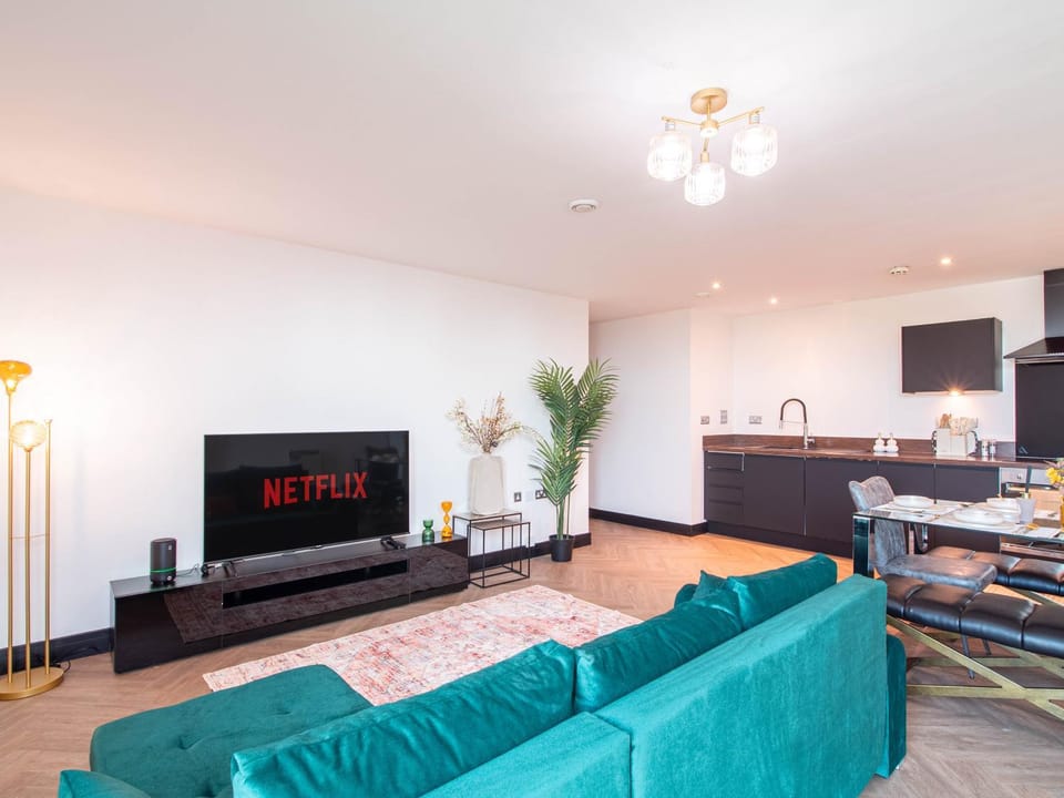 Communal lounge/ TV room, TV and multimedia, Living room, Seating area, Evening entertainment