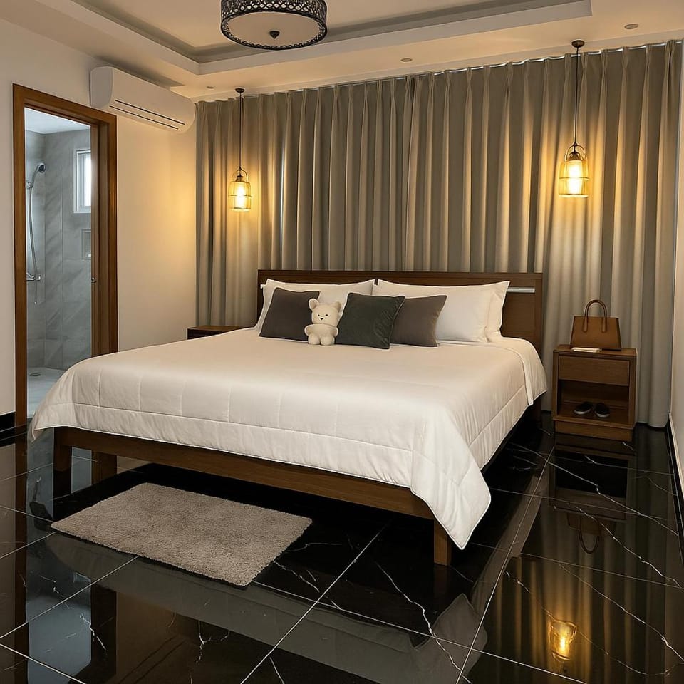 Bed, Photo of the whole room, Bedroom