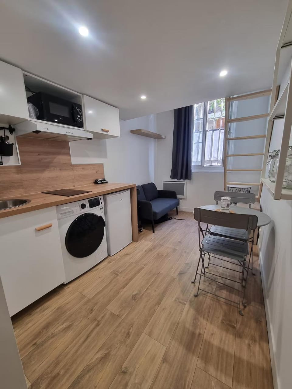 Kitchen or kitchenette, Living room, Seating area, Dining area, dishwasher, oven, stove, washing machine, dryer