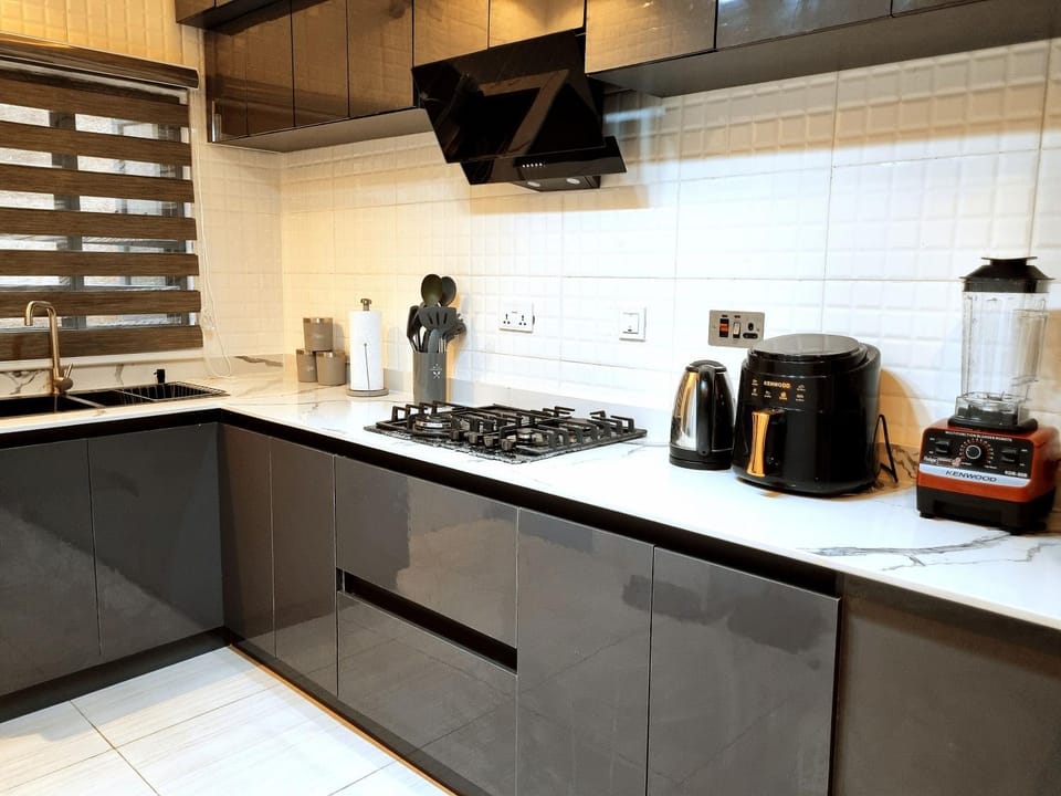 Coffee/tea facilities, Kitchen or kitchenette, stove, toaster