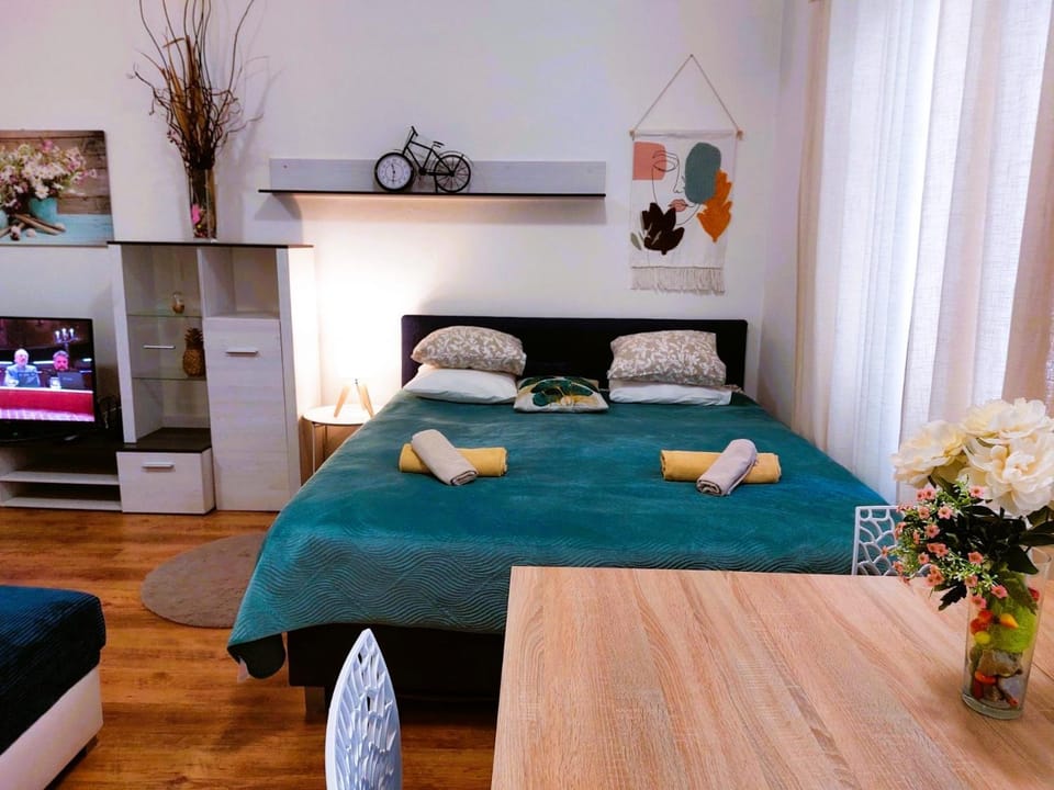 Bed, TV and multimedia, Living room, Photo of the whole room, Seating area, Bedroom, towels