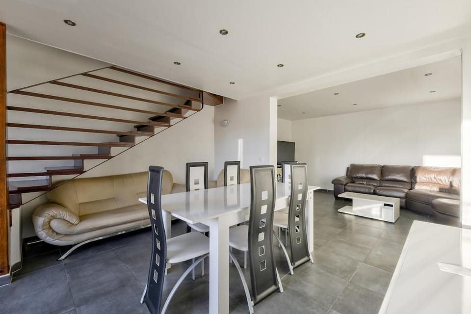 Cosy 5BR house with a lovely terrace Apartment in Marseille