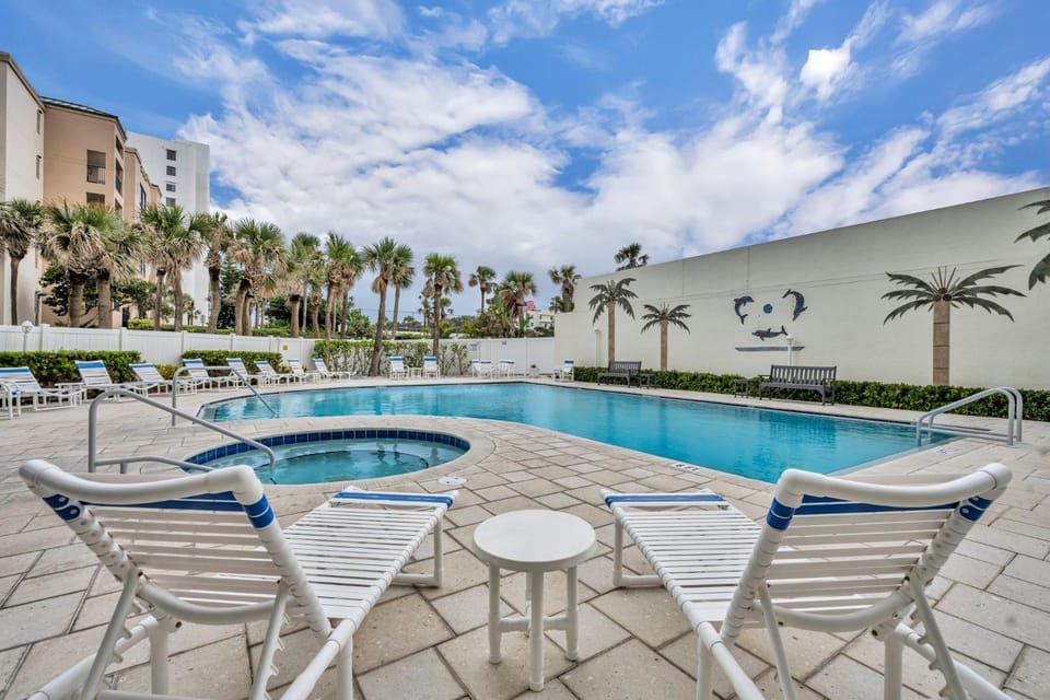 New listing! Direct oceanfront condo with private balcony, heated pool, hot tub, and garage parking Apartment in Florida