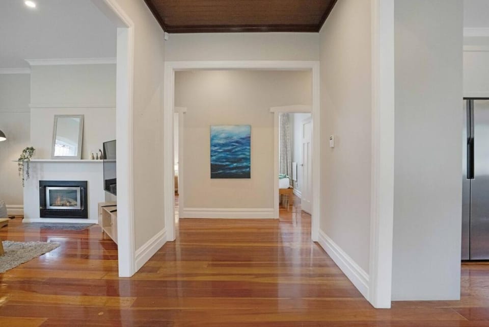 4 Car Parking Fireplace 3 BR 2 BA Work Space House in Auckland