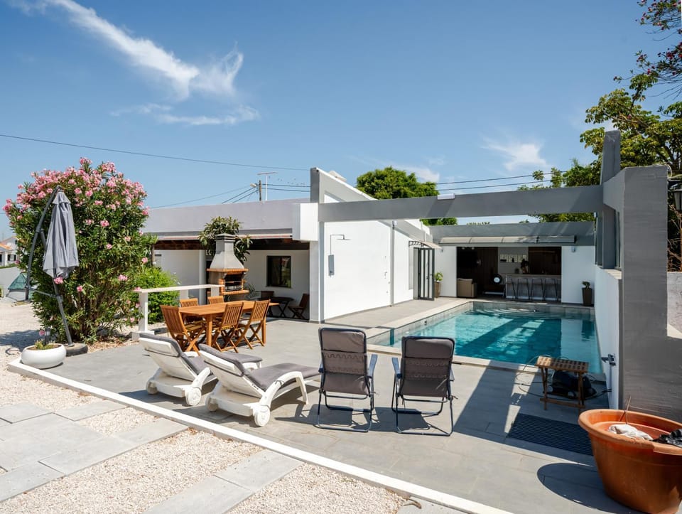 Property building, Day, Pool view, Swimming pool, Swimming pool, sunbed