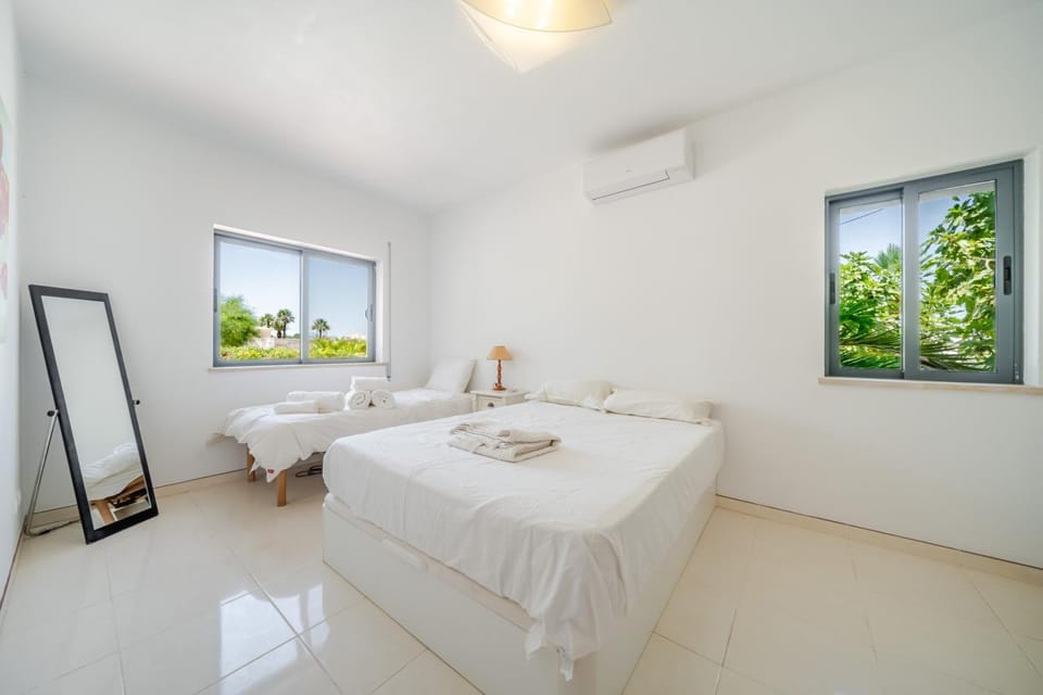 Bed, Bedroom, towels