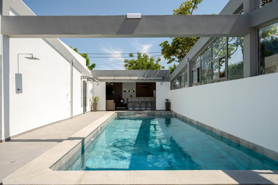 Property building, Day, Pool view, Swimming pool, Swimming pool
