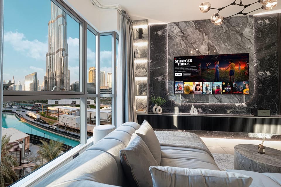 Nearby landmark, TV and multimedia, Living room, Seating area, City view, Landmark view