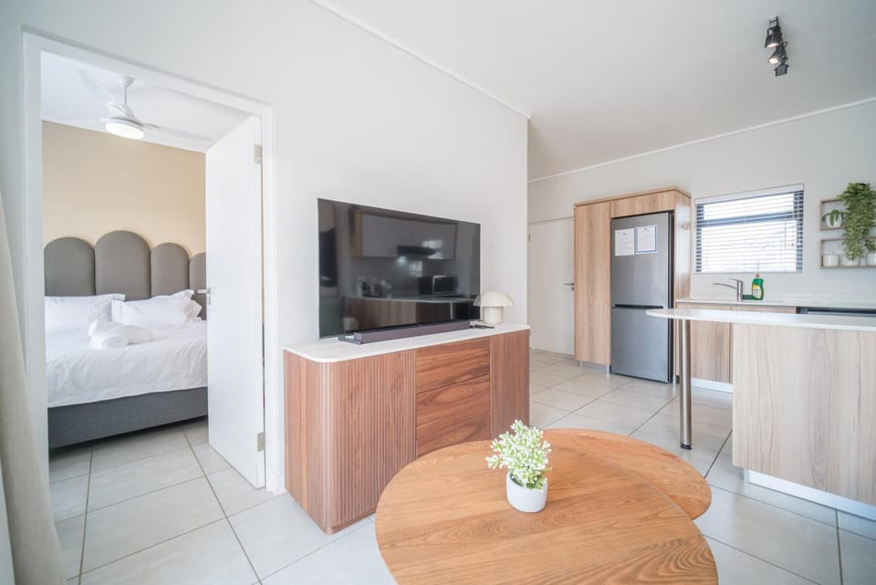 Bed, TV and multimedia, Kitchen or kitchenette, Photo of the whole room, Bedroom, oven