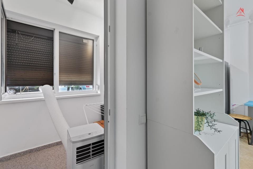 Kitchen or kitchenette, air conditioner