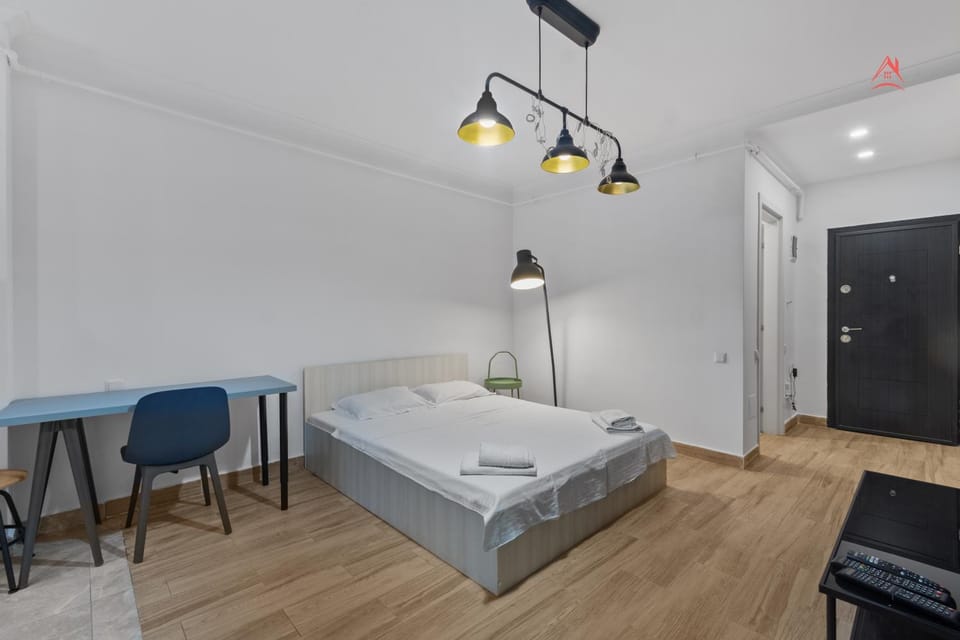 Bed, TV and multimedia, Photo of the whole room, Bedroom, towels