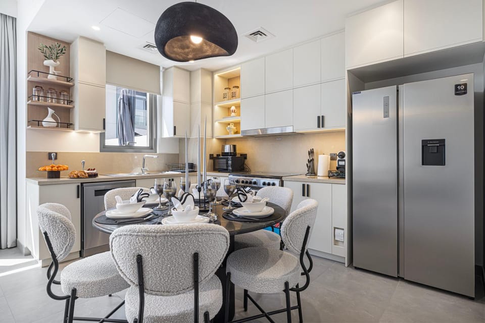 Kitchen or kitchenette, Dining area
