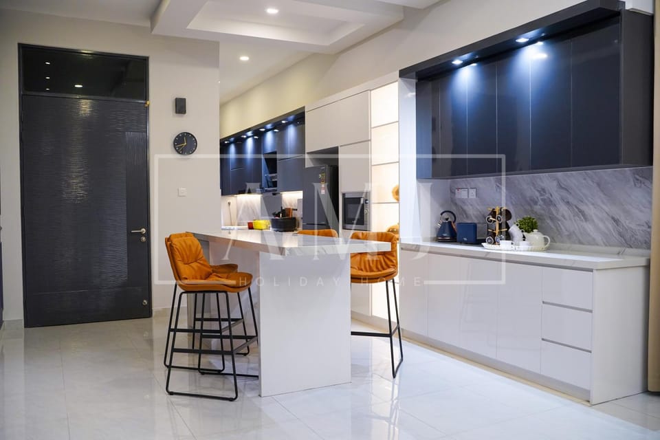 Kitchen or kitchenette, Seating area, Dining area