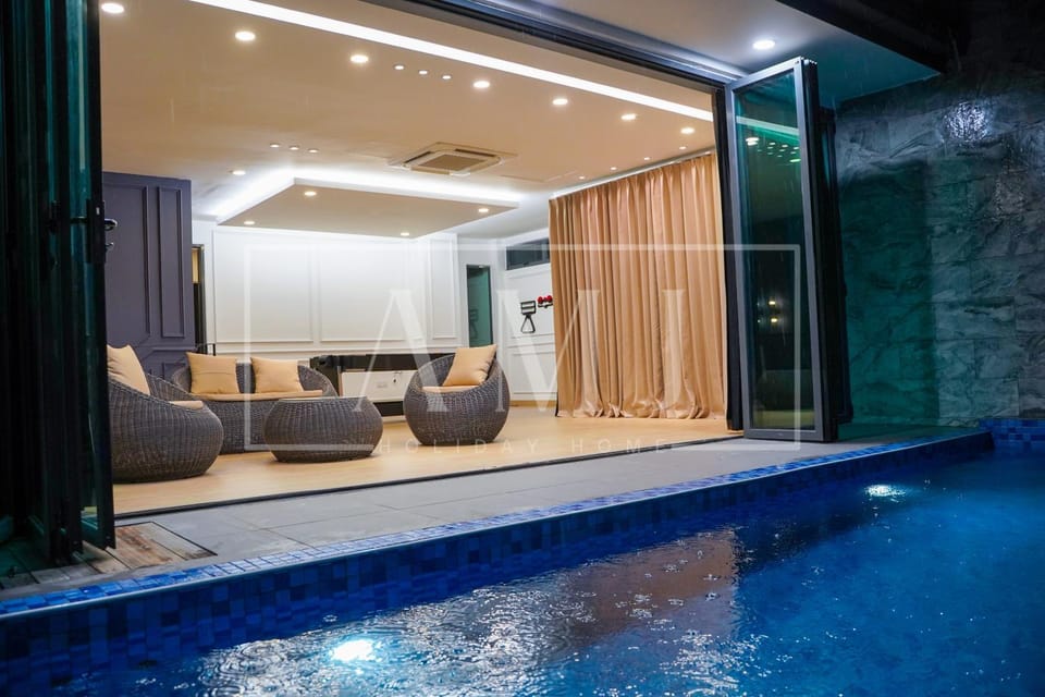 Seating area, Pool view, Swimming pool, Swimming pool