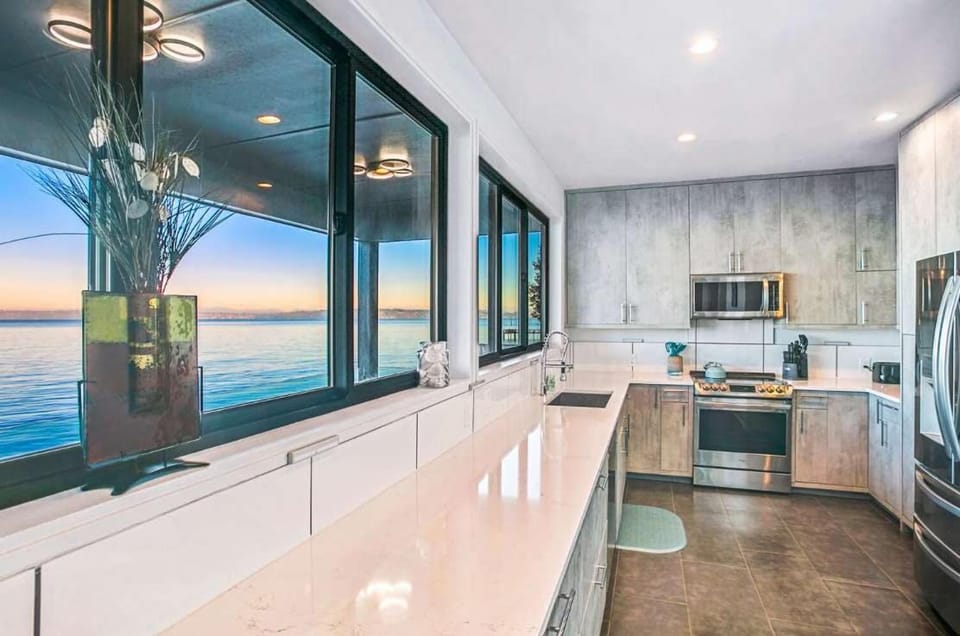 Waterfront Haven with Spectacular View in Bainbridge House in Bainbridge Island