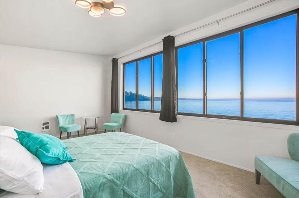 Waterfront Haven with Spectacular View in Bainbridge House in Bainbridge Island