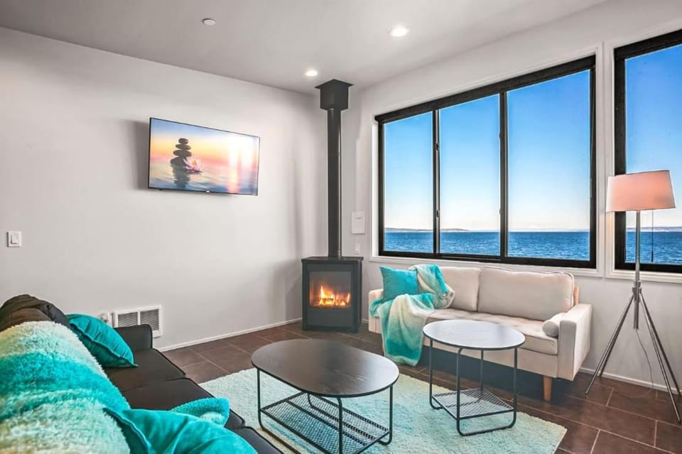 Waterfront Haven with Spectacular View in Bainbridge House in Bainbridge Island