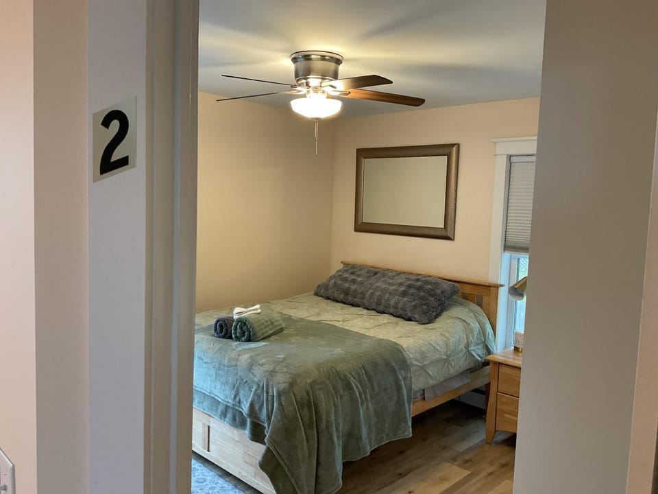 Roberts Lake House Room 2 & Room 3 & Upstairs Vacation rental in Colchester