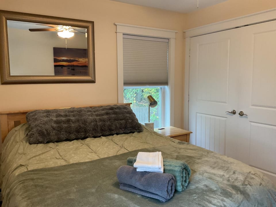 Roberts Lake House Room 2 & Room 3 & Upstairs Vacation rental in Colchester