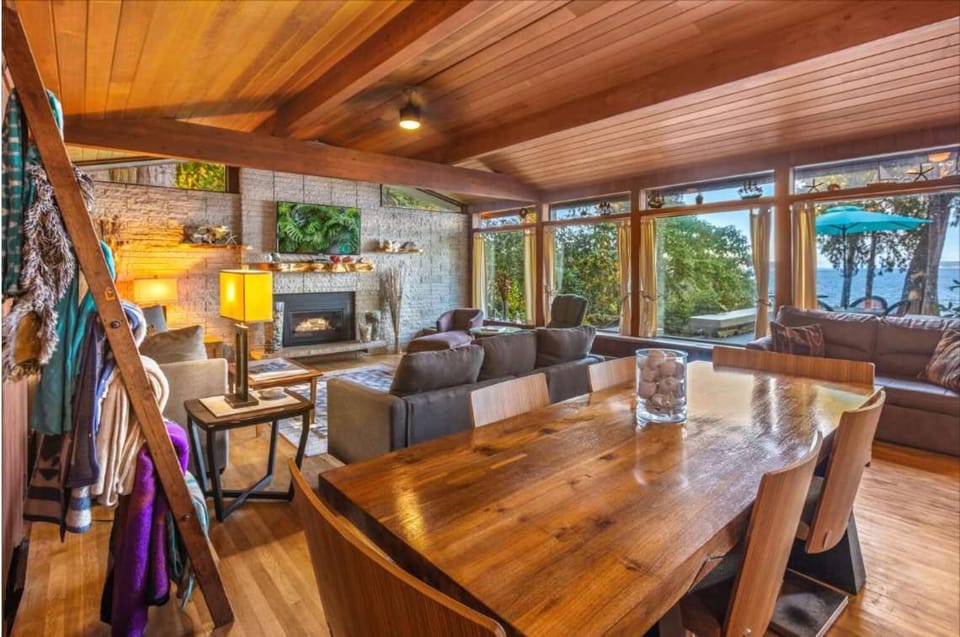 Poulsbo Waterfront Lodge with Game Room Library House in Hood Canal