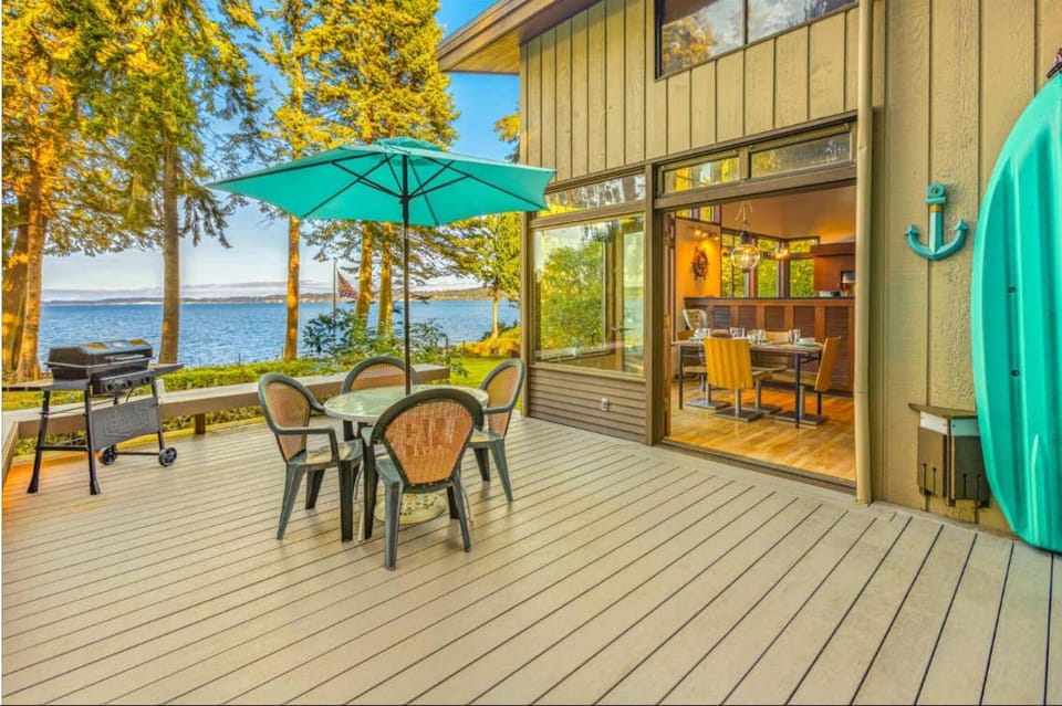 Poulsbo Waterfront Lodge with Game Room Library House in Hood Canal