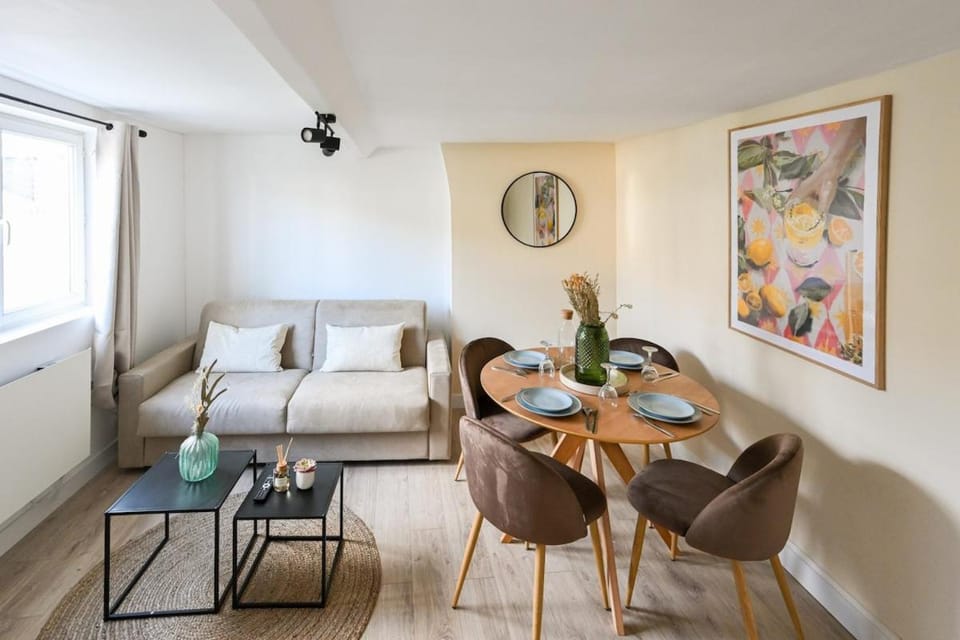 TV and multimedia, Living room, Seating area, Dining area, furniture, heating, internet, storage