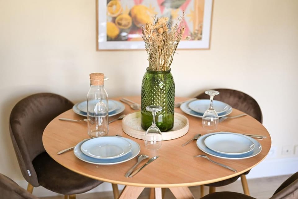 TV and multimedia, Living room, Seating area, Dining area, furniture, heating, internet, storage