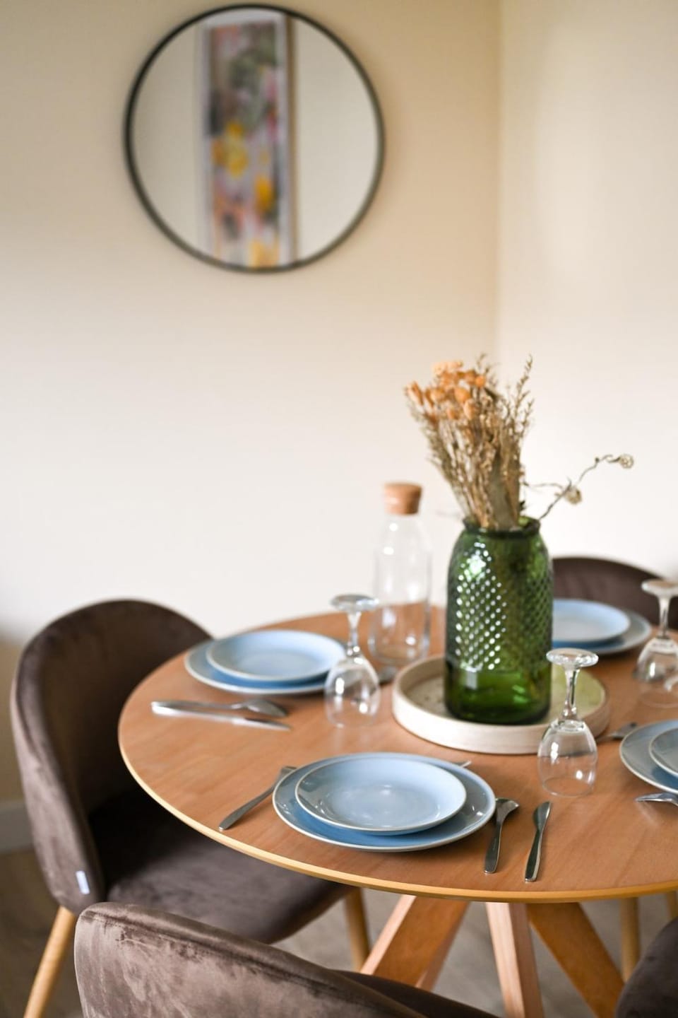 TV and multimedia, Living room, Seating area, Dining area, furniture, heating, internet, storage