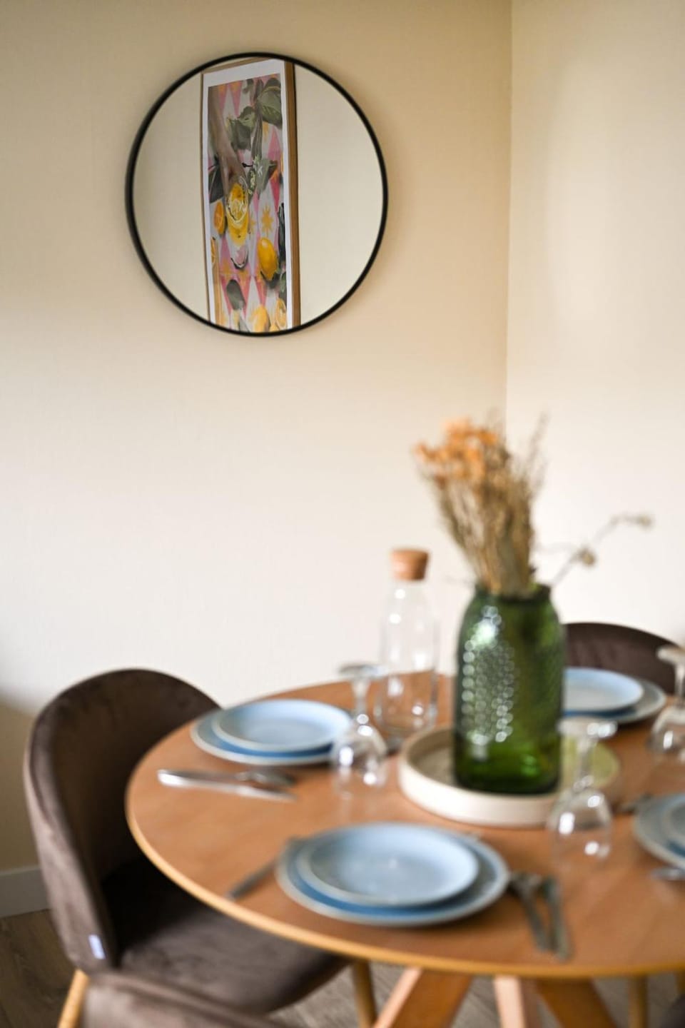 TV and multimedia, Living room, Decorative detail, Seating area, Dining area, furniture, heating, internet, storage