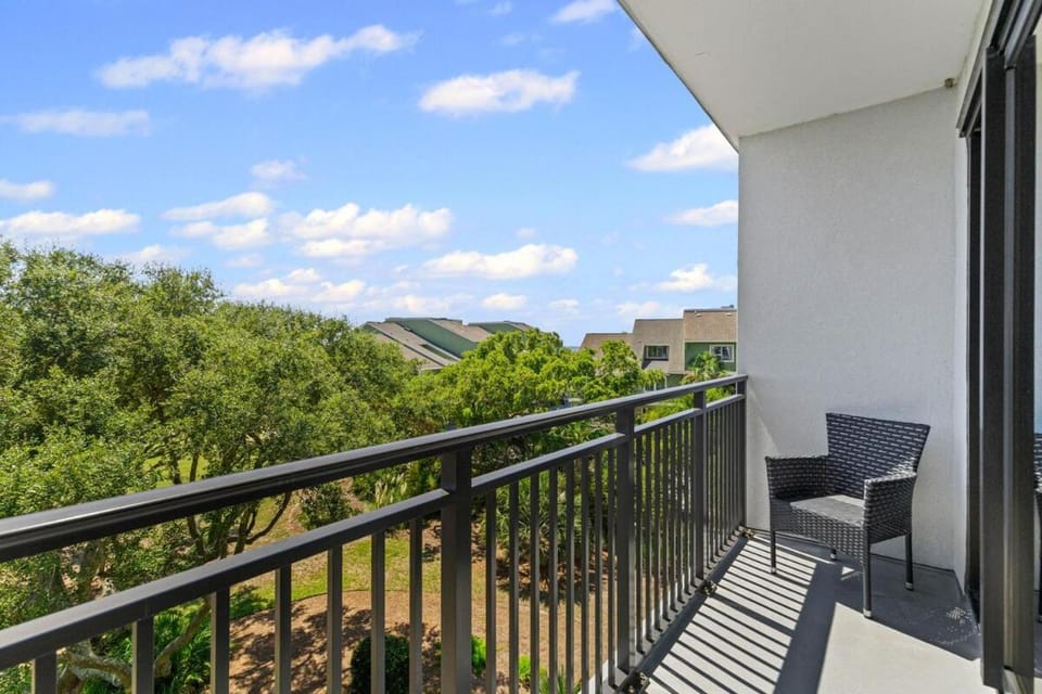 New Listing! Shipwatch 304A - Ocean View! Pool! Apartment in Wild Dunes