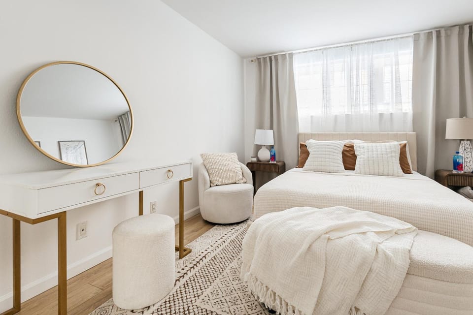 Bed, Photo of the whole room, Bedroom