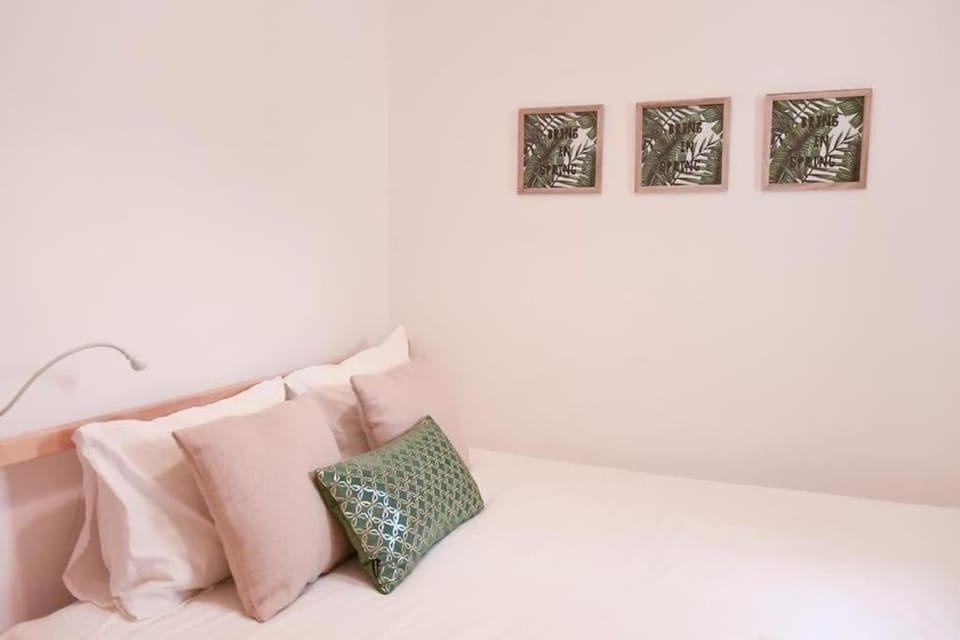Bed, Photo of the whole room, Decorative detail, Bedroom