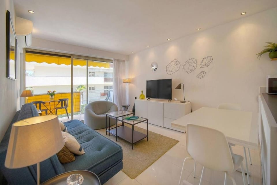 FRGK "Palm Beach Luxe 1BR Balcony, AC & Ultra-Fast Wi-Fi" Apartment in Cannes