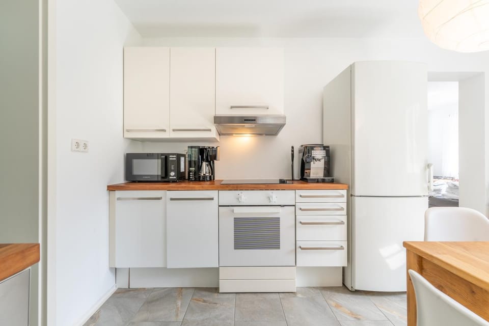 Coffee/tea facilities, Kitchen or kitchenette, oven, stove