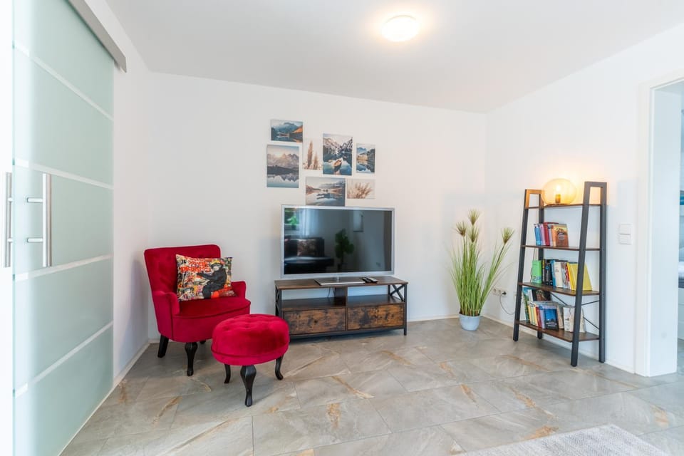 Communal lounge/ TV room, Library, TV and multimedia, Living room, Seating area, Evening entertainment
