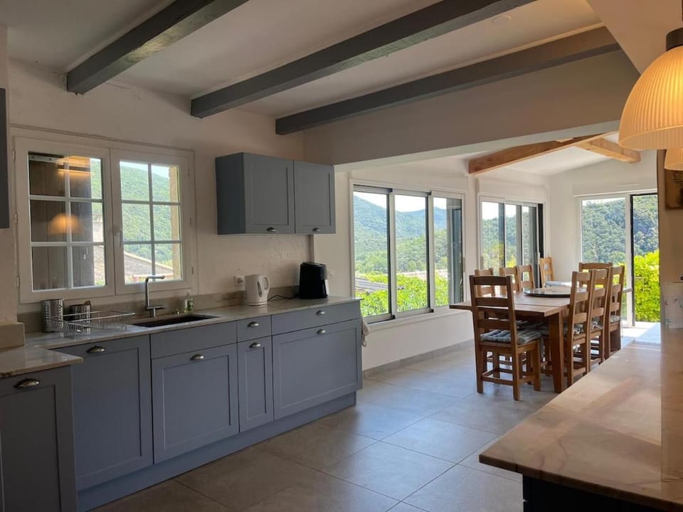 Kitchen or kitchenette, Dining area