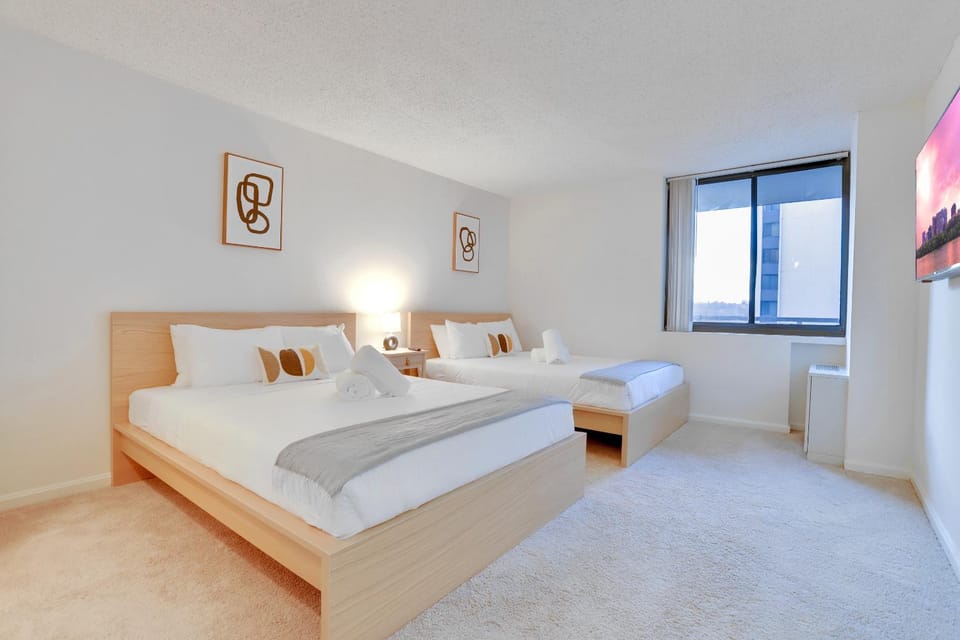 Bed, TV and multimedia, Bedroom, towels
