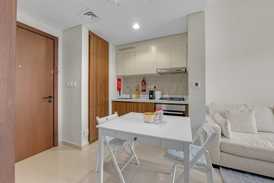 Waves - Modern City Escape 1BR Apt With Balcony Apartment in Dubai