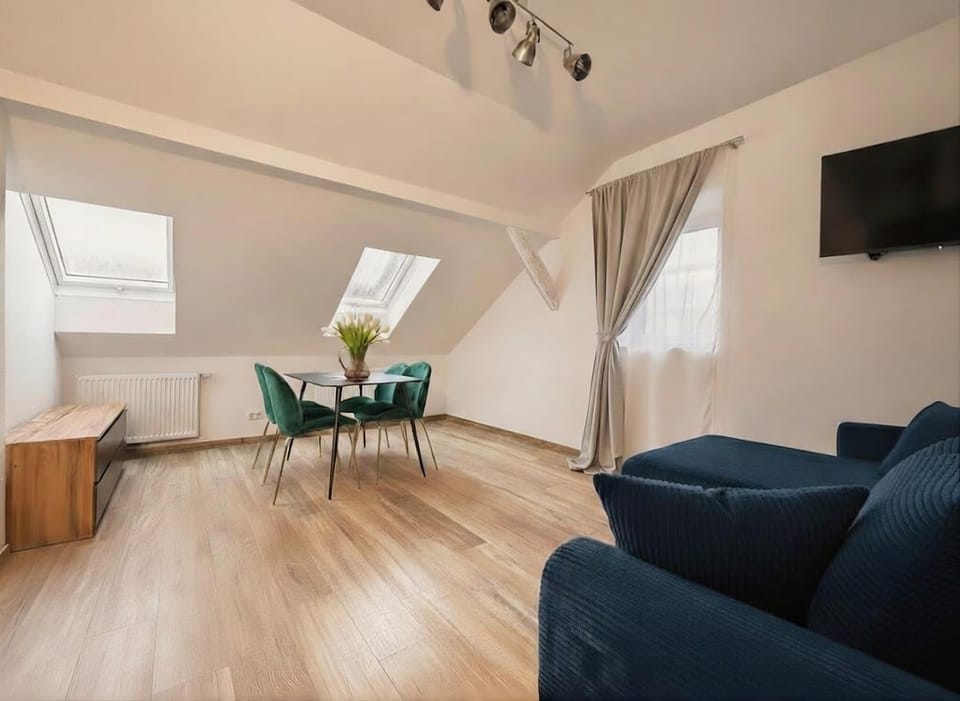 Communal lounge/ TV room, TV and multimedia, Living room, Seating area, Evening entertainment