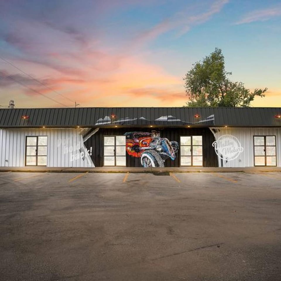 Property building, Facade/entrance, Photo of the whole room, group of guests