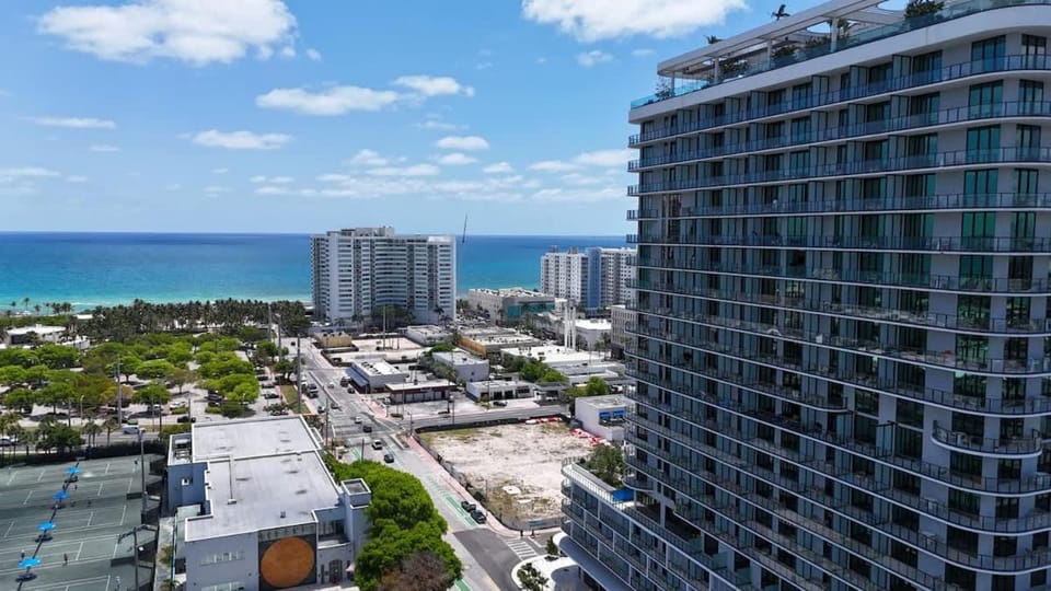 Luxury View-Walk to beach! Apartment in Miami Beach