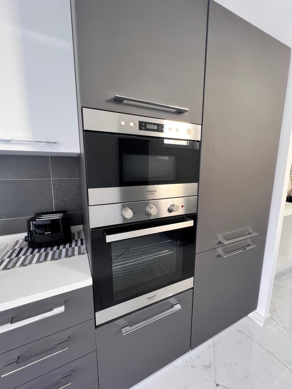 Kitchen or kitchenette, minibar, oven, stove