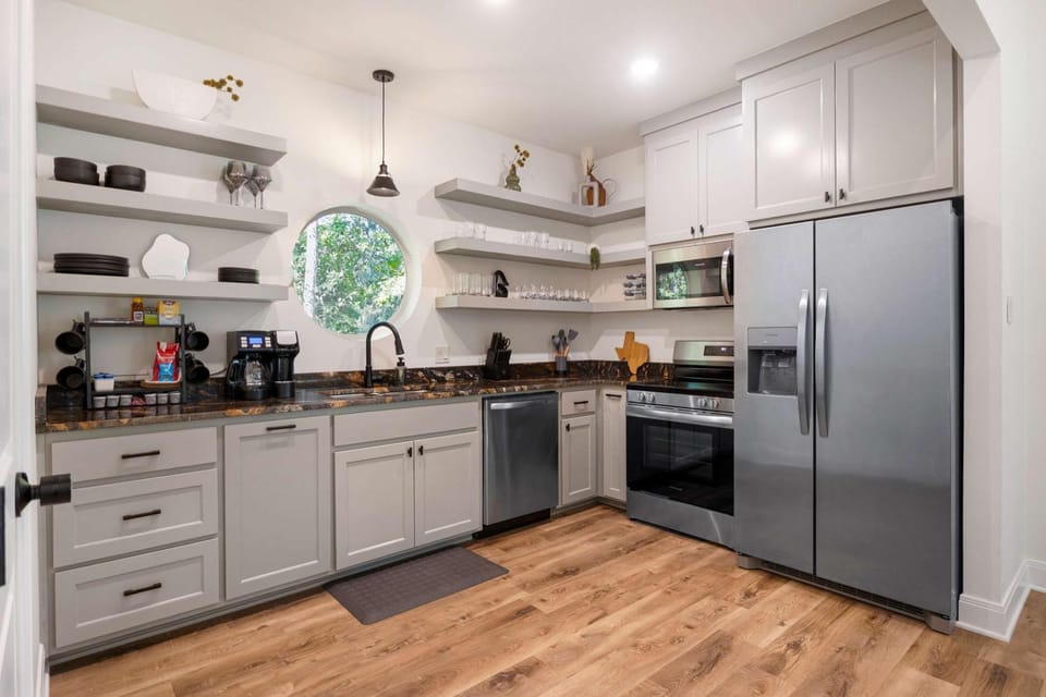 Modern Cabin Retreat Easy Drive to Canton and Tyler Cabin in Texas
