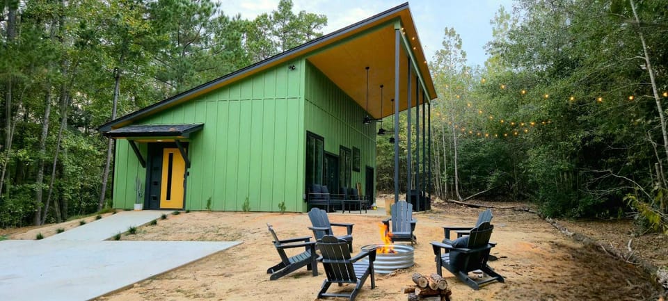 Modern Cabin Retreat Easy Drive to Canton and Tyler Cabin in Texas