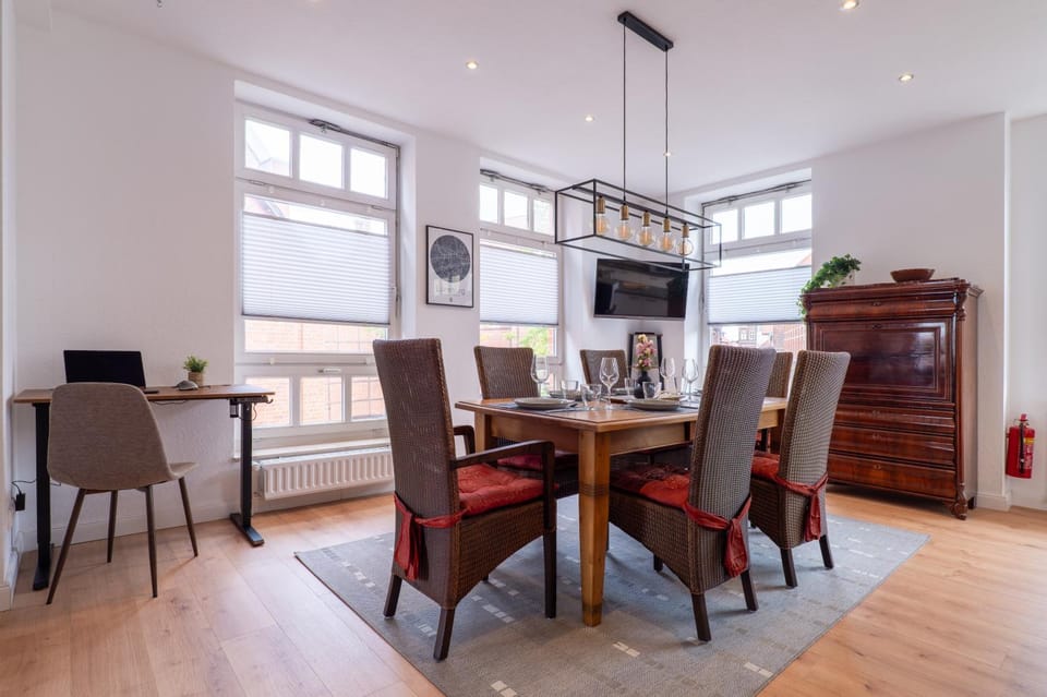 Seating area, Dining area