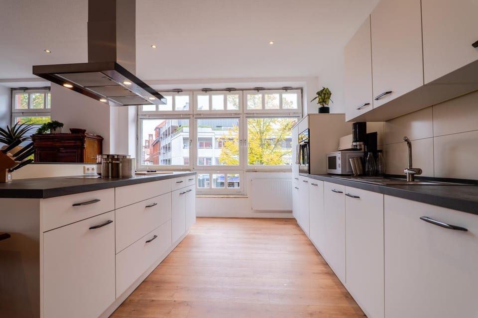 Coffee/tea facilities, Kitchen or kitchenette, dishwasher, stove, toaster, kitchen