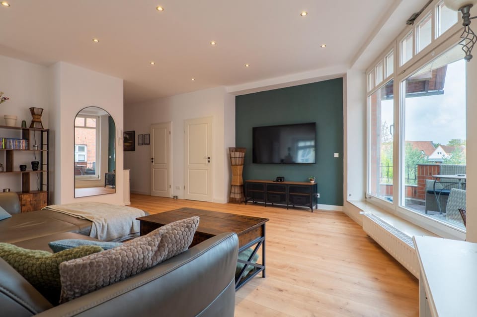 Communal lounge/ TV room, TV and multimedia, Living room, Seating area, Evening entertainment